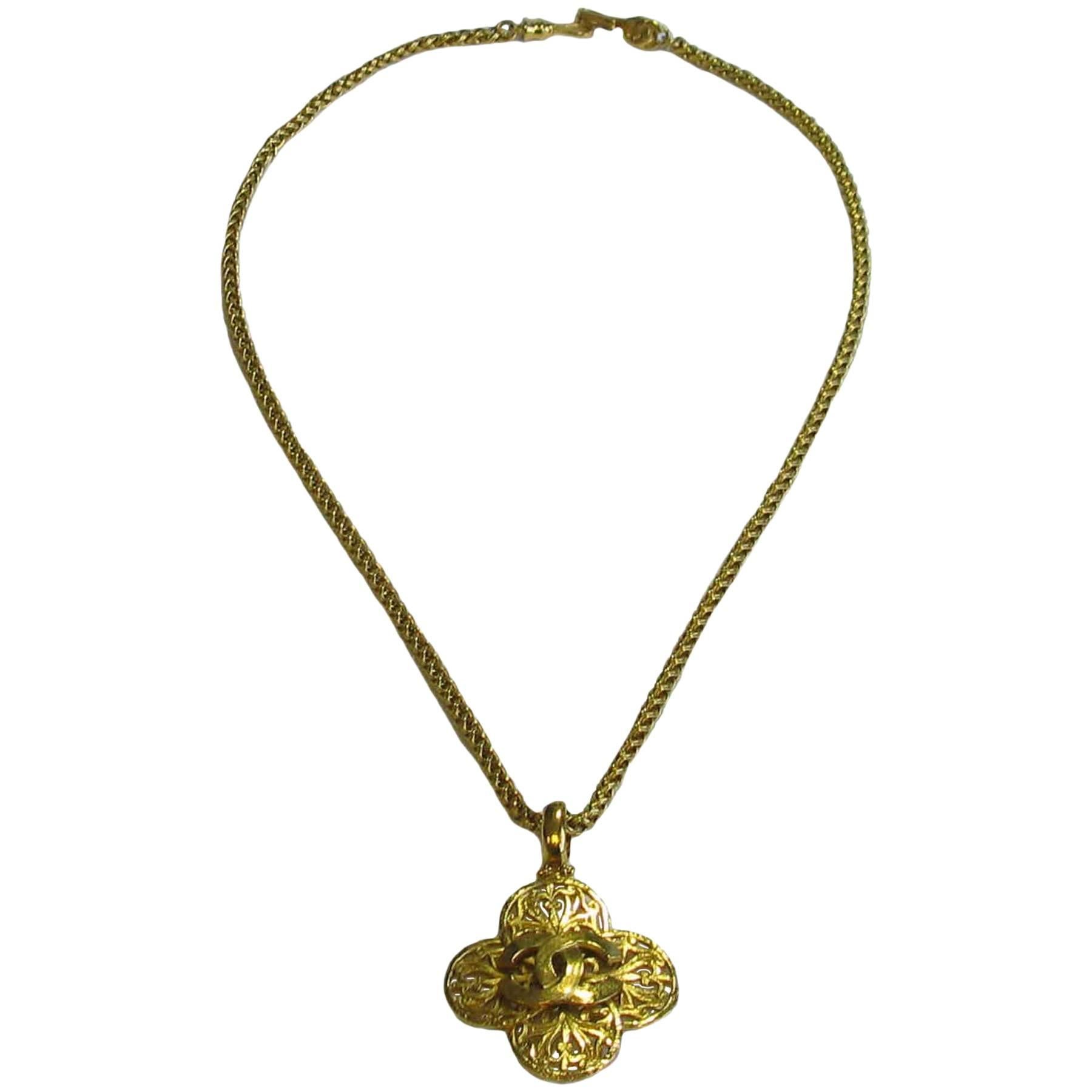 Vintage CHANEL Pendant Necklace Collection 1995 in Gold Metal