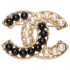 CHANEL CC Brooch set with Bicolor Pearls 10