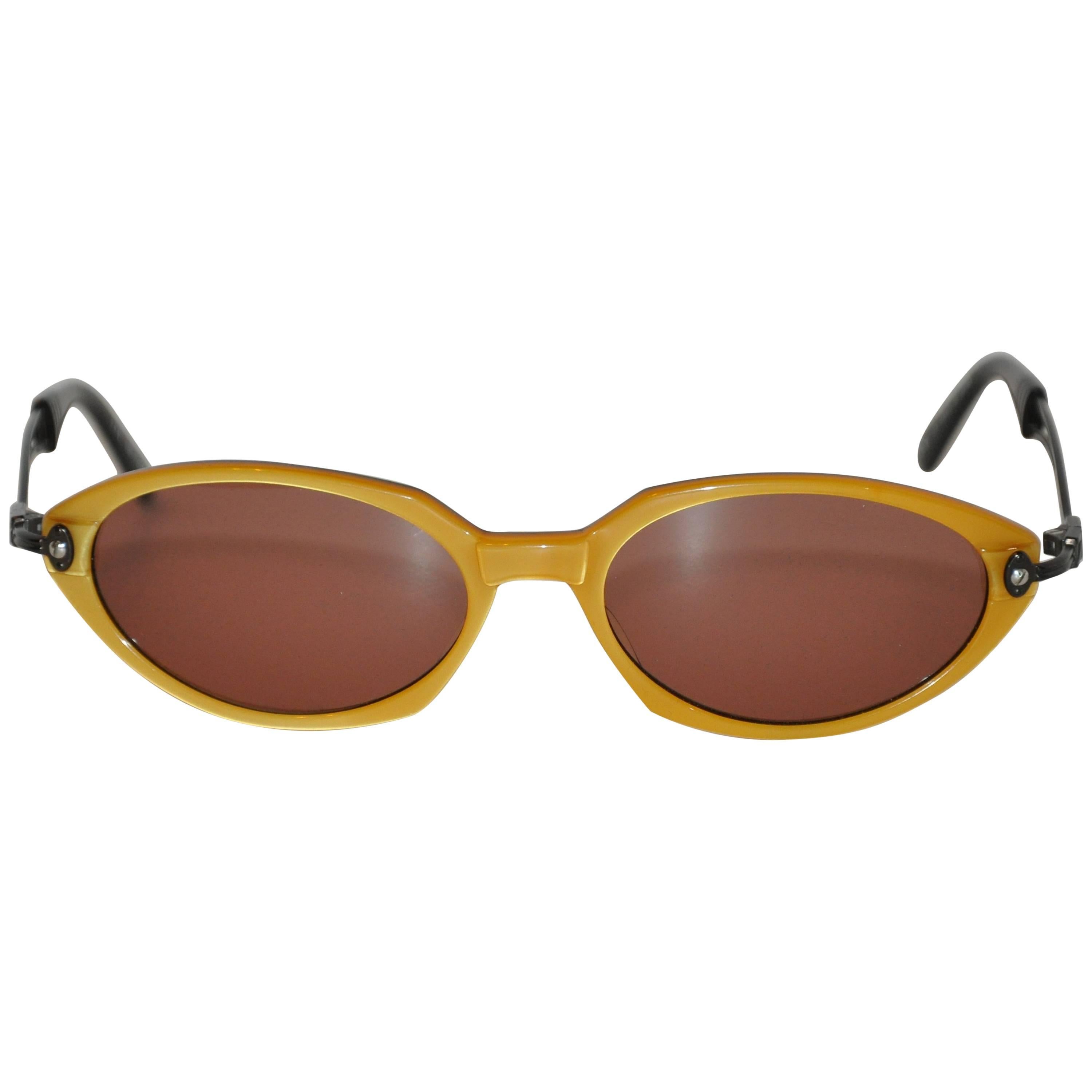 Jean Paul Gaultier Goldene Lucite-Sonnenbrille mit schwarzem Lucite-Innenraum im Angebot