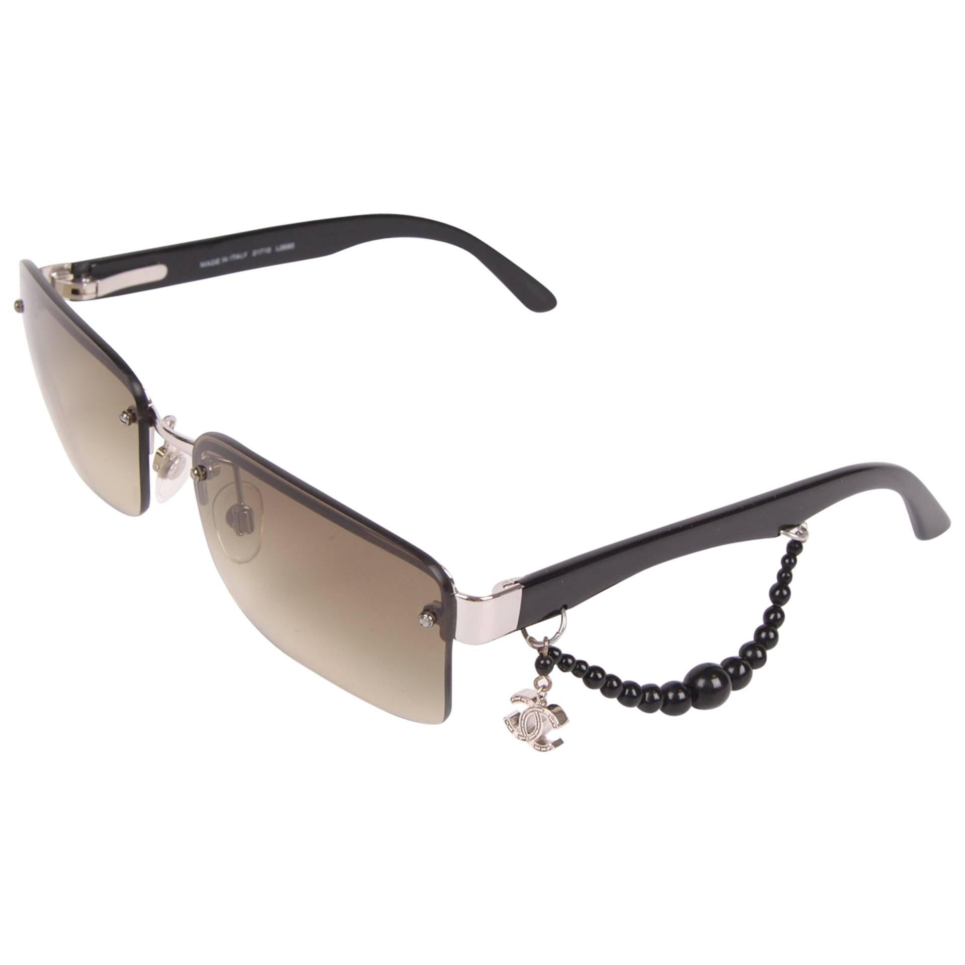 Chanel Sunglasses CC Charm - black For Sale
