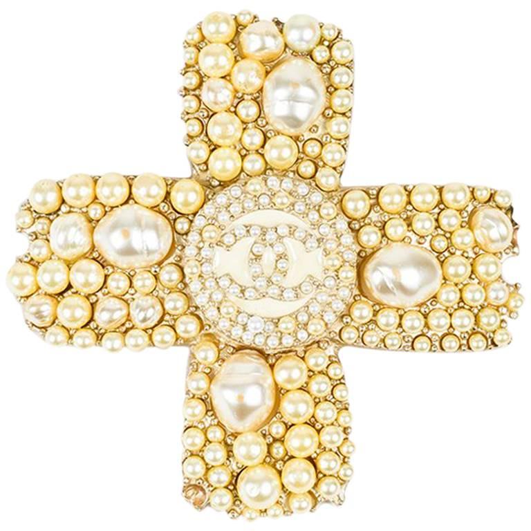 Chanel 05A Gold Tone Faux Pearl 'CC' Logo Cross Pin Brooch For Sale
