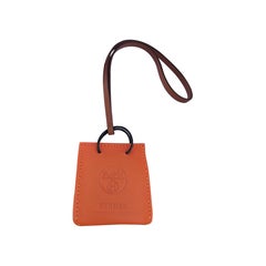 Accessoire Hermès : breloque pour sac en cuir orange