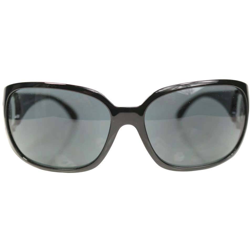 CHANEL BLACK AND WHITE ROUND SUNGLASSES at 1stdibs