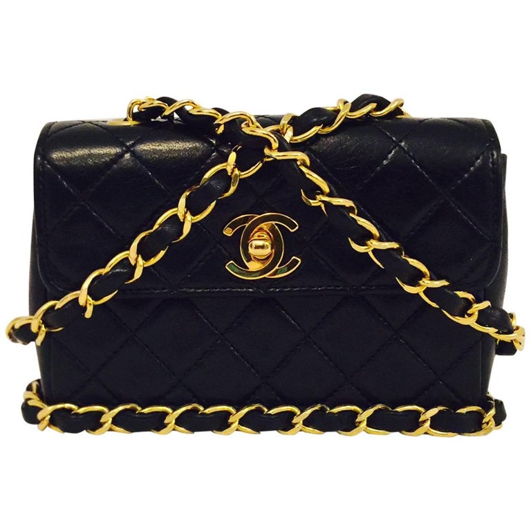 Mini sac à rabat noir vintage Chanel avec intérieur bourgogne Série 1  Excellent sur 1stDibs