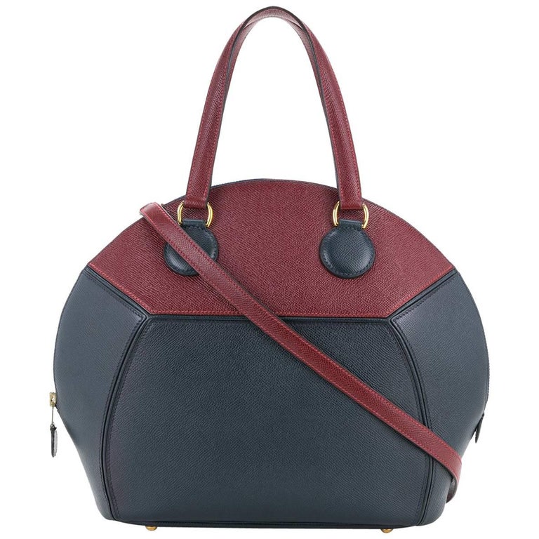It's free shipping made easy You can find bags with or without rollers, bags that stand tall or lay flat, and bags that can hold various numbers of balls. The best choice depends on many factors, including your size, bowling habits, vehicle type, travel habits, and other specifics.