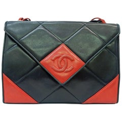 Chanel Sac à bandoulière en cuir d'agneau matelassé rouge et marine avec rabat triangulaire