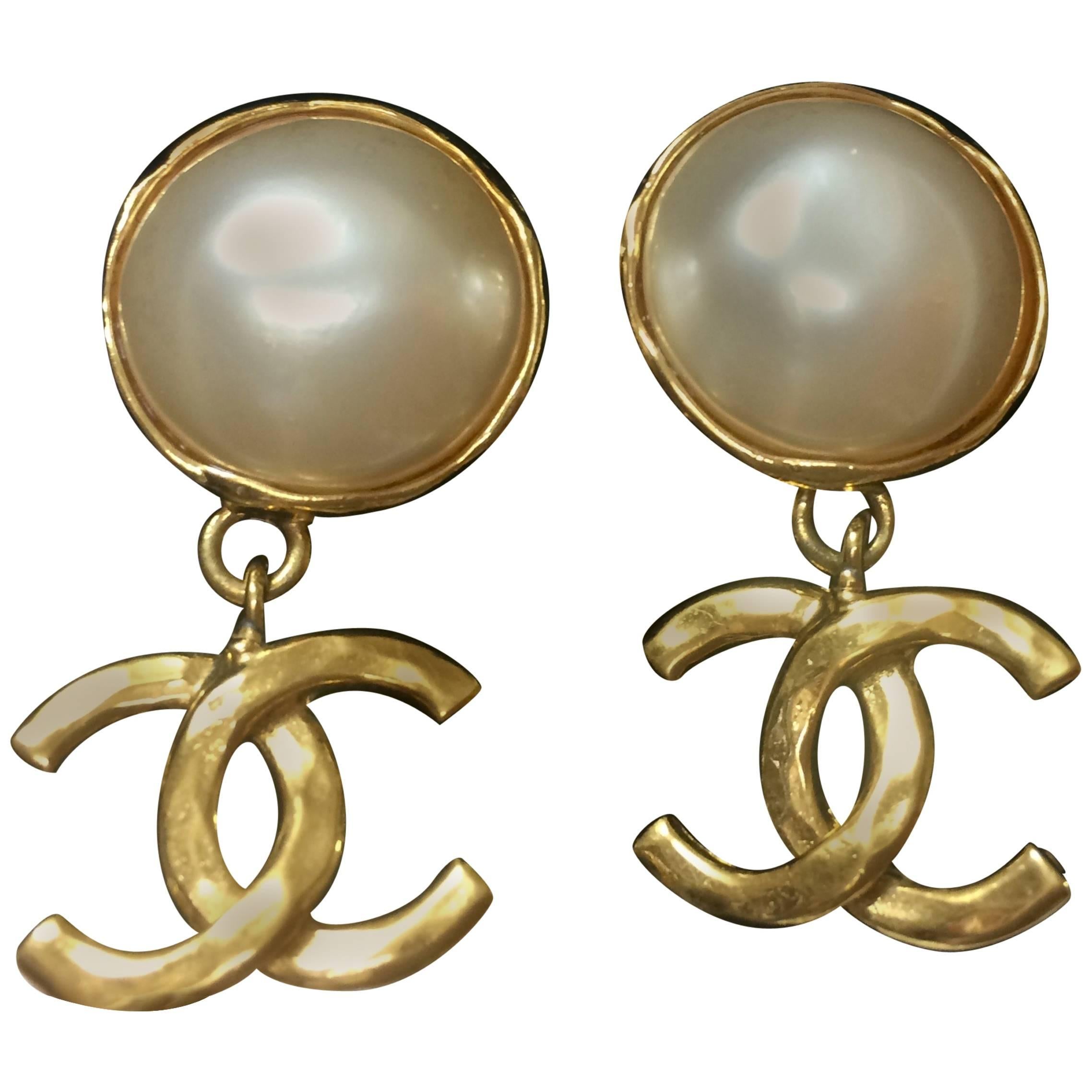 MINT. Vintage CHANEL white faux pearl and golden dangling earrings with CC mark.