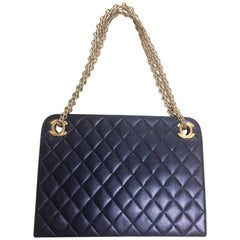 Vintage CHANEL black lamb shoulder bag with kiss lock closure and skinny chains. 4