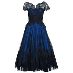 1955 Digby Morton Couture Schwarz & Blau Floral Spitze Illusion Plissee Partykleid