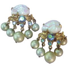 Schiaparelli Boucles d'oreilles Aurora Borealis en perles pendantes, c. 1950