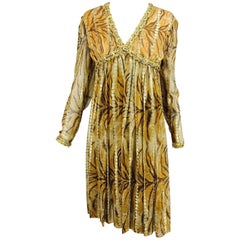 Abito da cocktail vintage Bill Blass 1970 in chiffon di seta dorata a strisce di tigre metallizzate