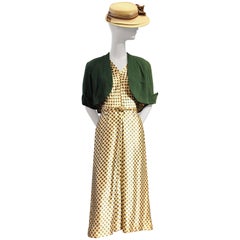 Ensemble des années 1940 composé d'une robe en satin de soie à pois verts, d'un boléro en laine verte et d'un chapeau