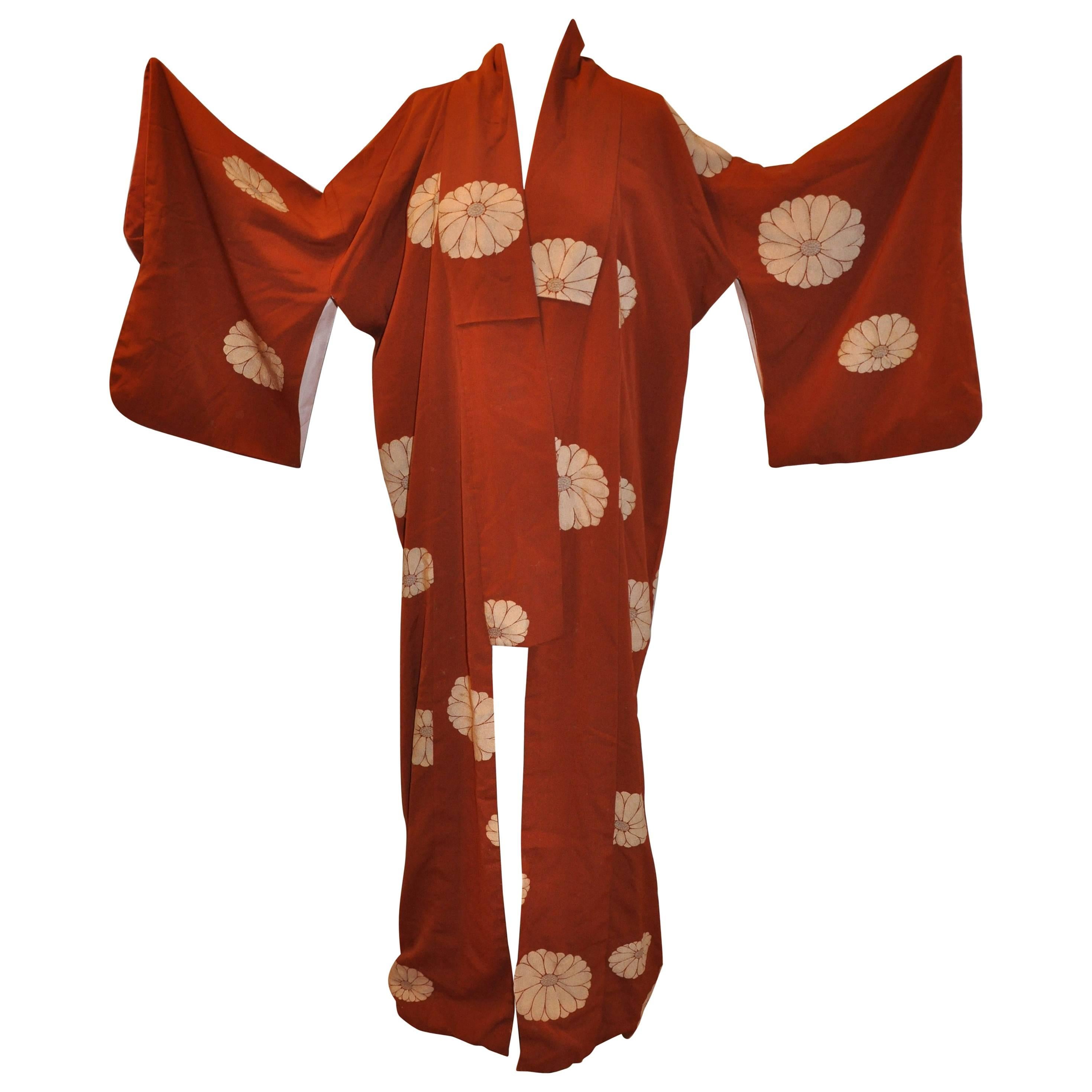Warmer brauner Seidenkimono mit großer Blumenblüte