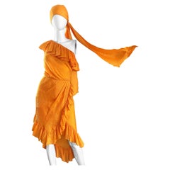 Seltenes 1970er Jahre Yves Saint Laurent Marigold Gelbes One-Shoulder-Kleid aus Seide + Schärpe 