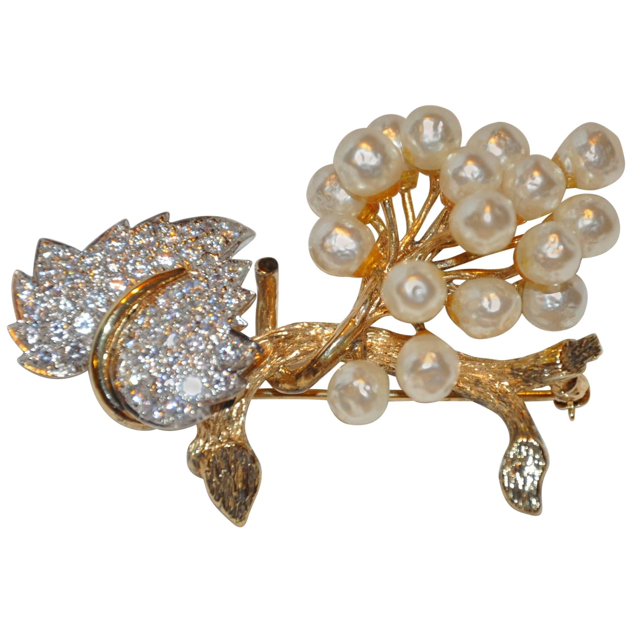 Superbe broche à fleurs et feuilles en fausses perles et diamants brillants en vente