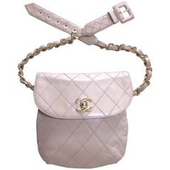 Beige Vintage CHANEL Handtasche mit Taille, Fanny pack, Hüfttasche mit goldener CC und Kette.