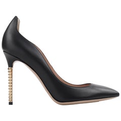 VALENTINO Garavani "Extreme Heel" Escarpin à talon en cuir nappa noir et or "Rockstud"