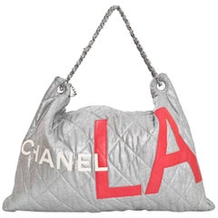 Sac Chanel x LA en tissu argenté et rouge, édition limitée