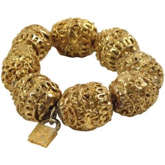Rare bracelet extensible signé Alexis Lahellec Paris perles sculptées dorées