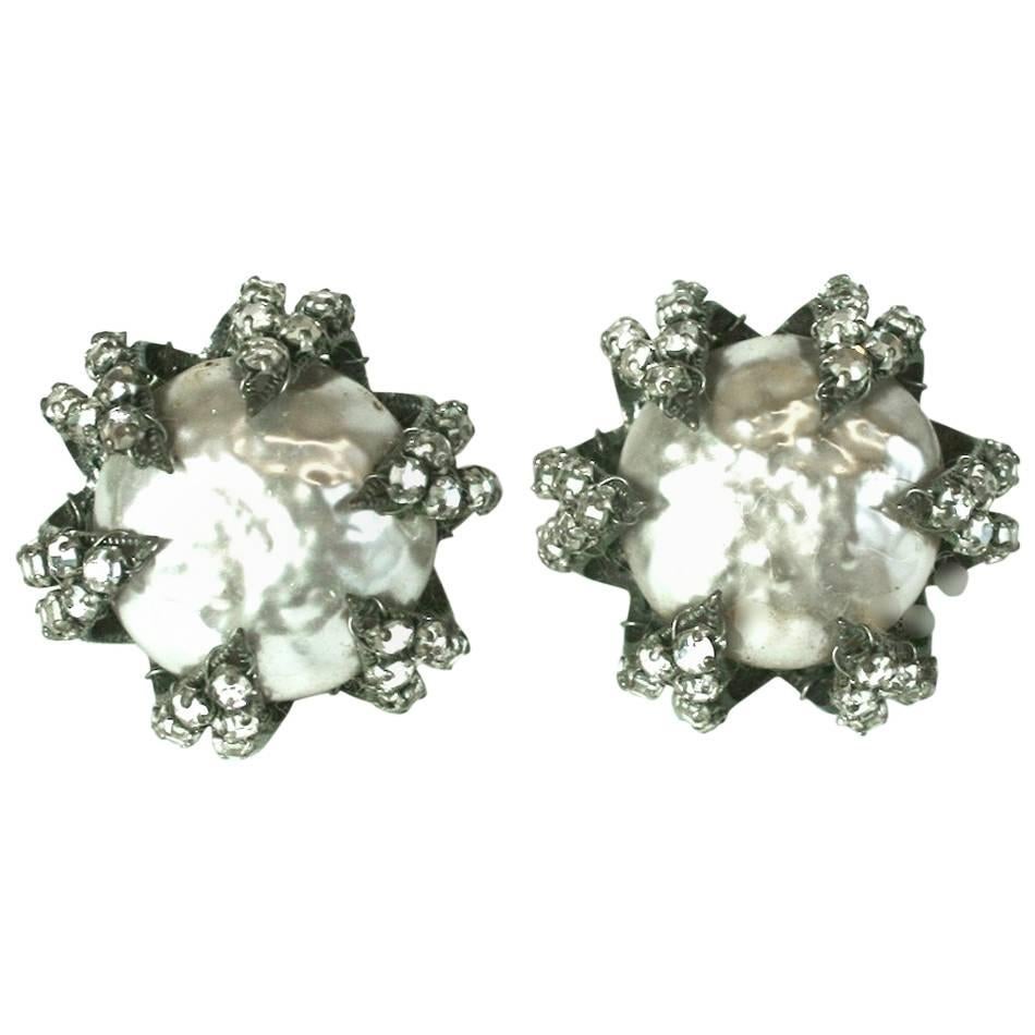 Boucles d'oreilles Miriam Haskell à griffes de perles et de roses en vente
