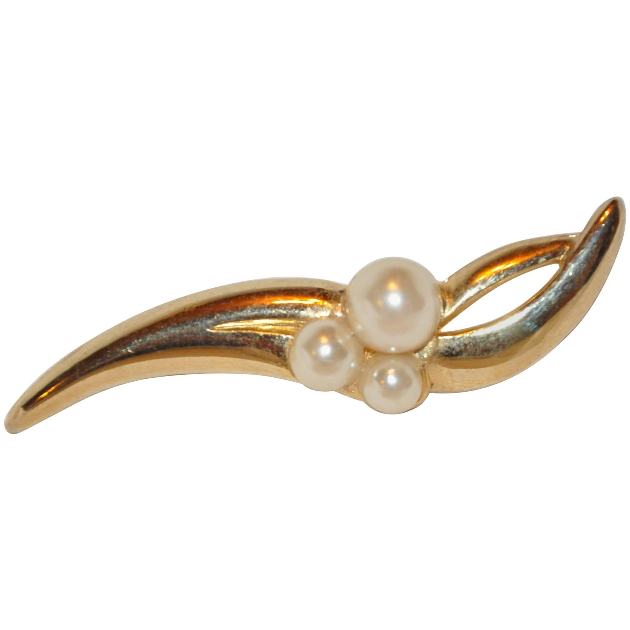 Polished gilded gold hardware with Faux Pearl Brooch For Sale