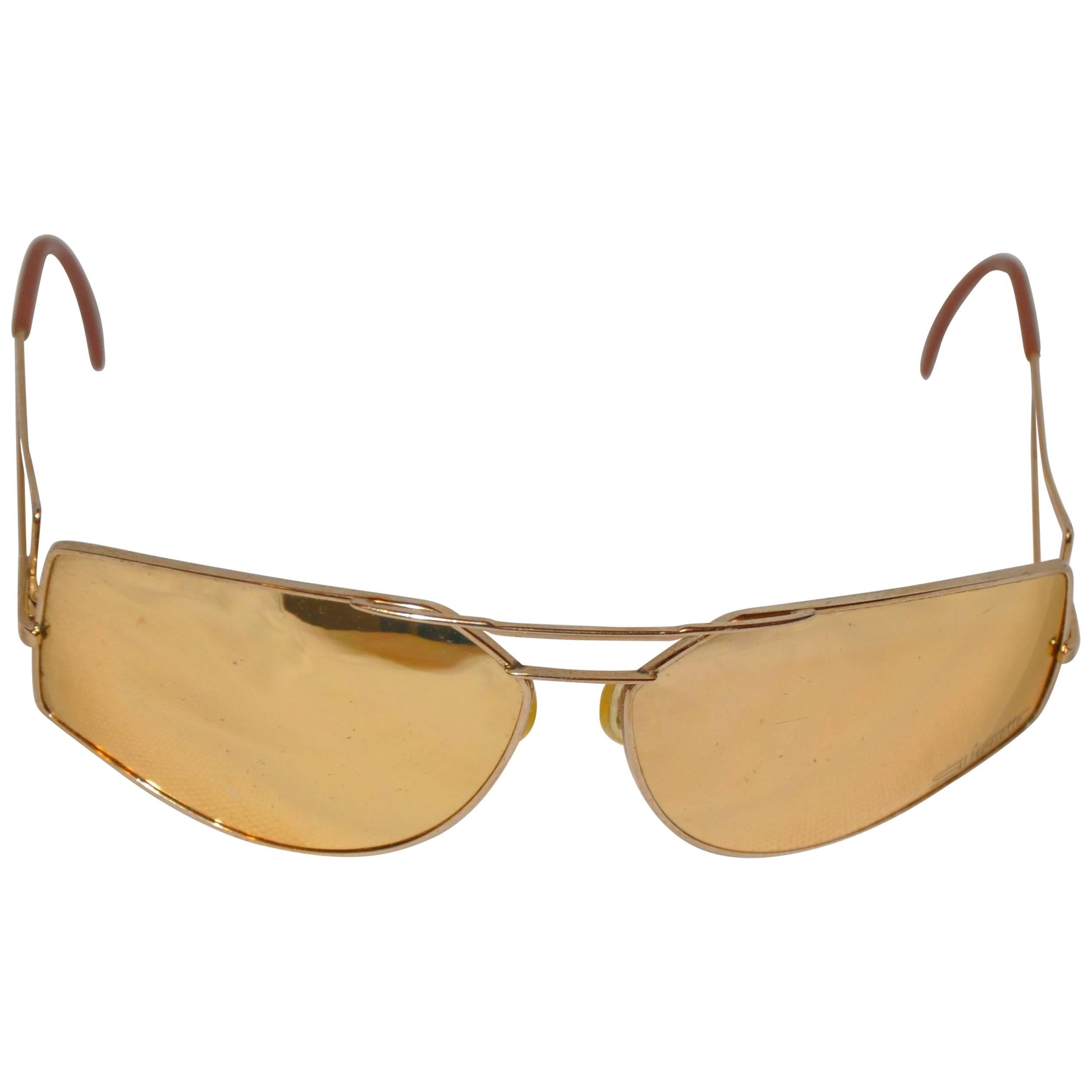 Silhouette dorée accentuée de matériel doré avec lunettes de soleil miroir en vente