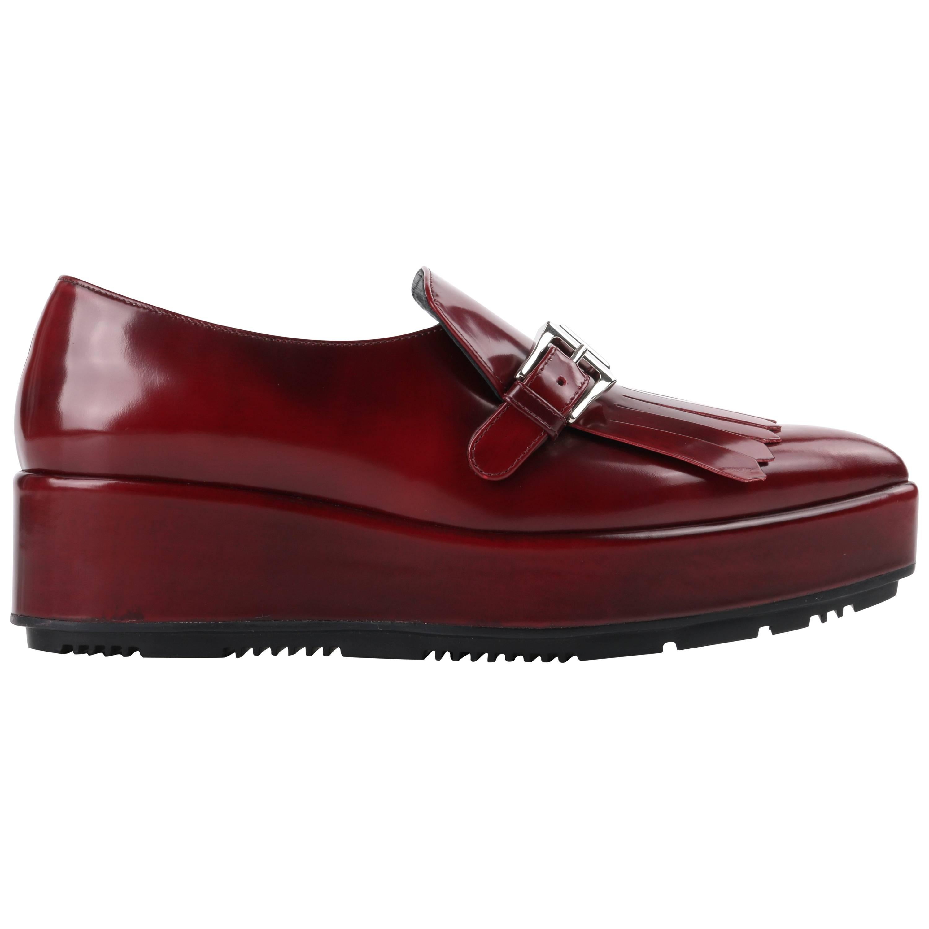 PRADA A/W 2013 Burgunderrotes Spazzolato-Leder, spitze Zehe, Plateau-Oxford-Schuh im Angebot