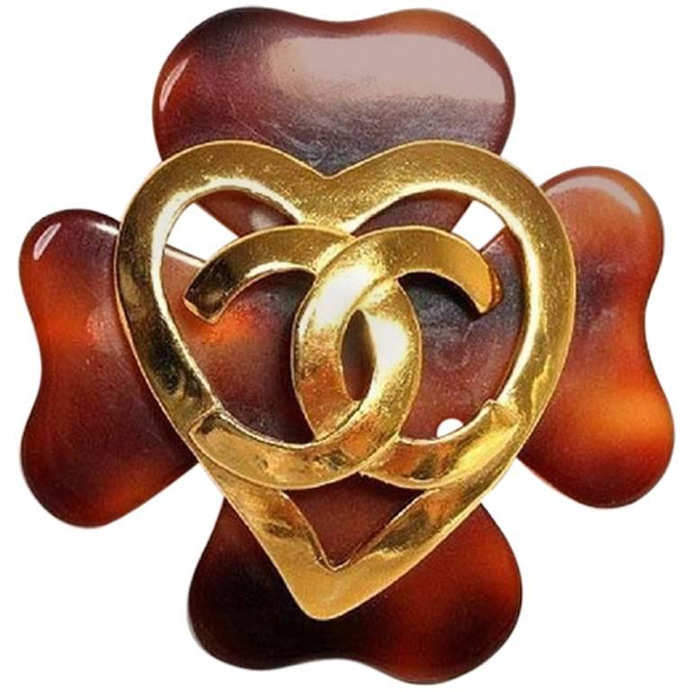 Vintage CHANEL plastic marble brown flower petal brooch with golden heart CC. For Sale