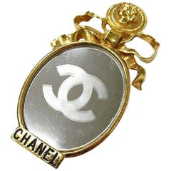 Vintage CHANEL mirror and golden bow, mademoiselle motif brooch with CC motif. 4