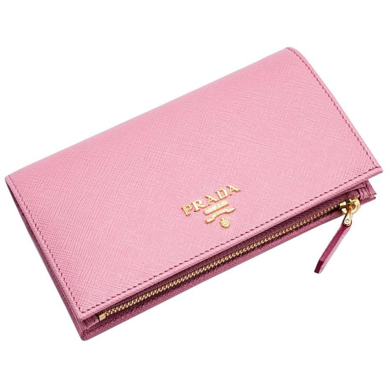 Prada Women&#39;s Soft Pink Leather Grained Texture Wallet For Sale at 1stdibs
