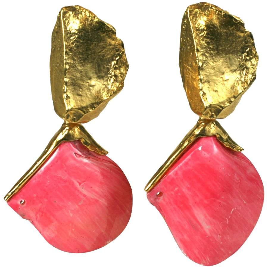 Orecchini con conchiglia di mare Yves Saint Laurent in vendita