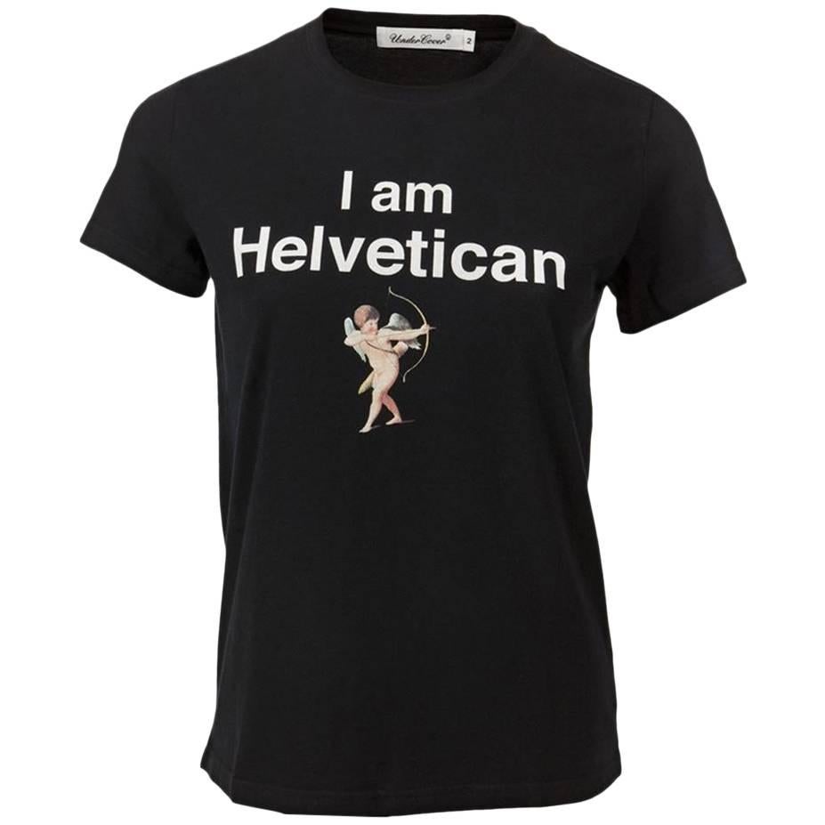 Undercover - T-shirt en coton noir avec motif Helvetica en vente