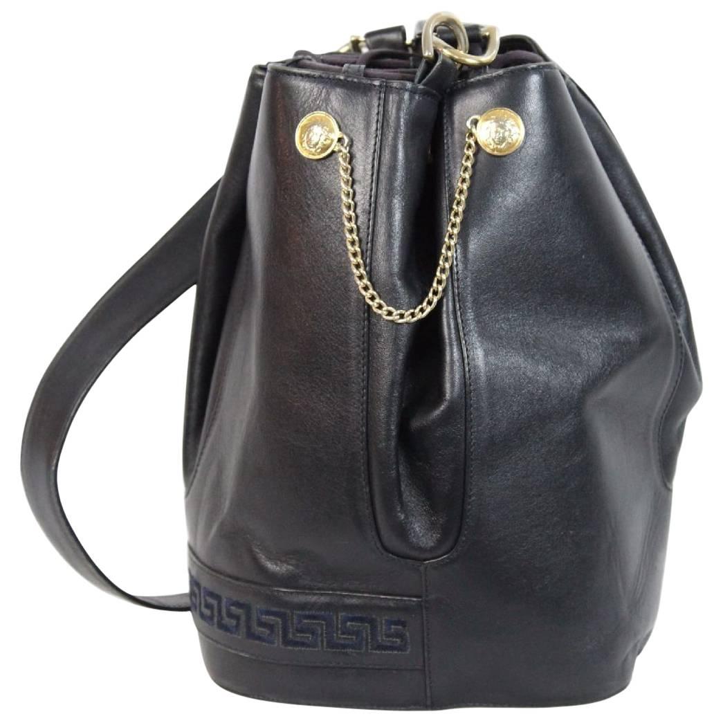 Gianni Versace 1980s vintage bucket bag Crossbody dark blu golden chains logo For Sale