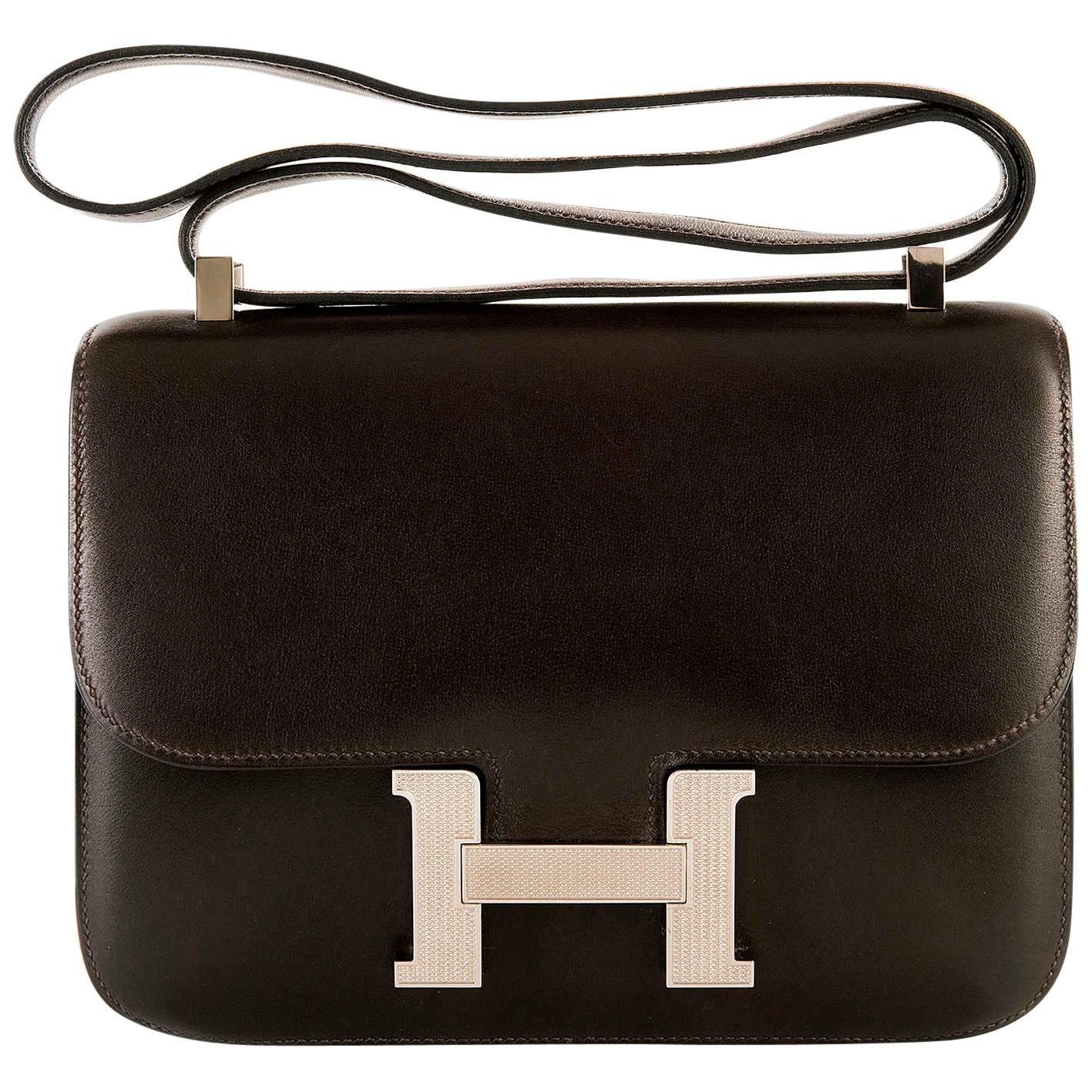  Tres Chic Limited Edition Hermes 23cm Ebene Box Leather Constance Shoulder Bag For Sale
