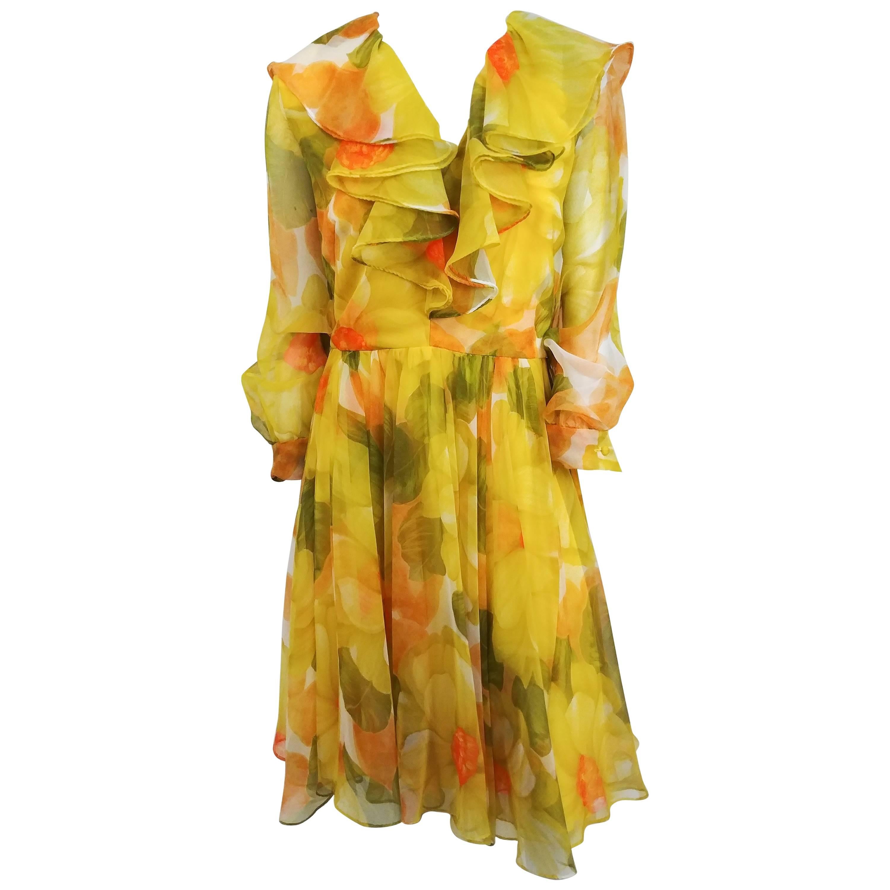 I. Magnin - Robe en mousseline de soie jaune imprimée de fleurs, années 1980 en vente