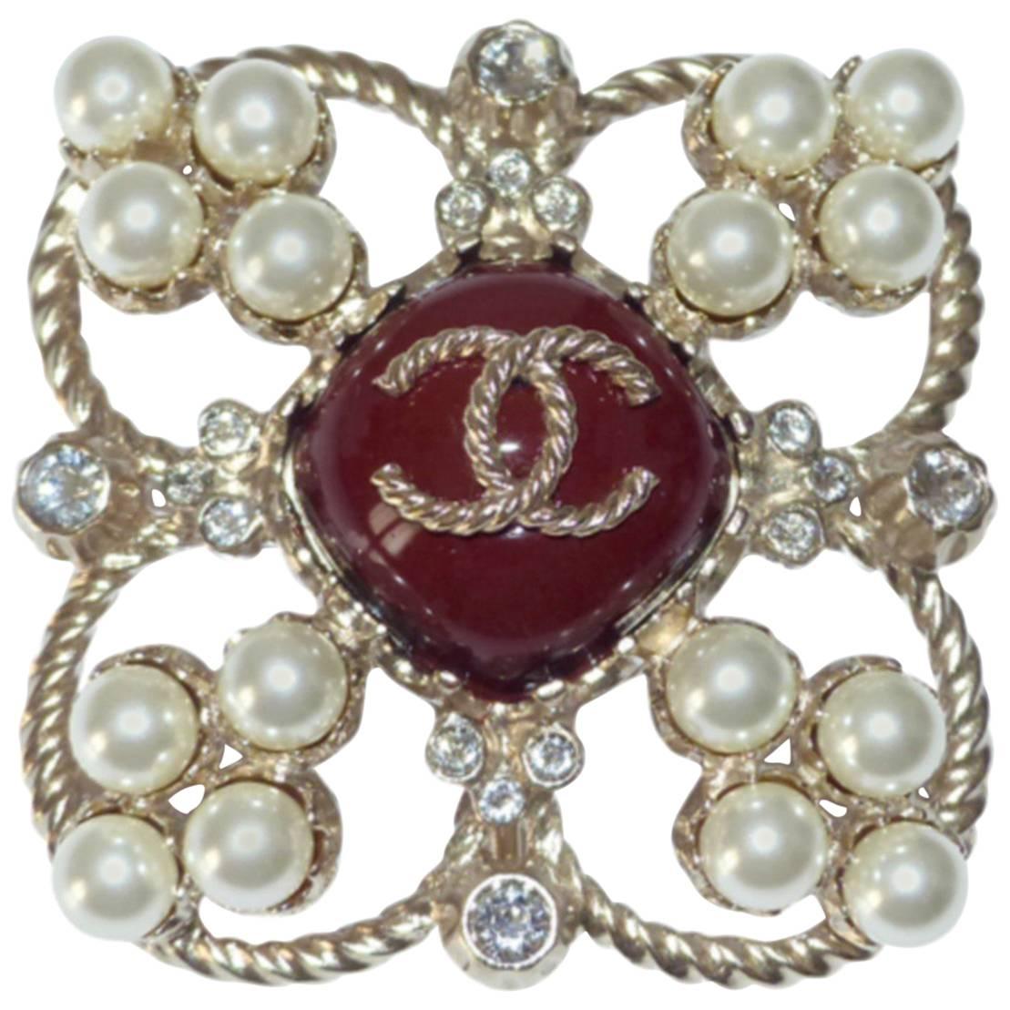 MA-GNI-FIC Chanel Brooch Paris Edimbourg Pearls and CC logo Excellente  Condition at 1stDibs