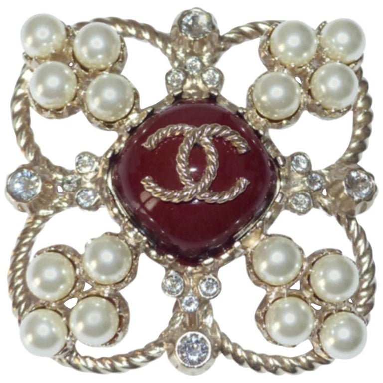 MA-GNI-FIC Chanel Brooch Paris Edimbourg Pearls and CC logo Excellente  Condition at 1stDibs