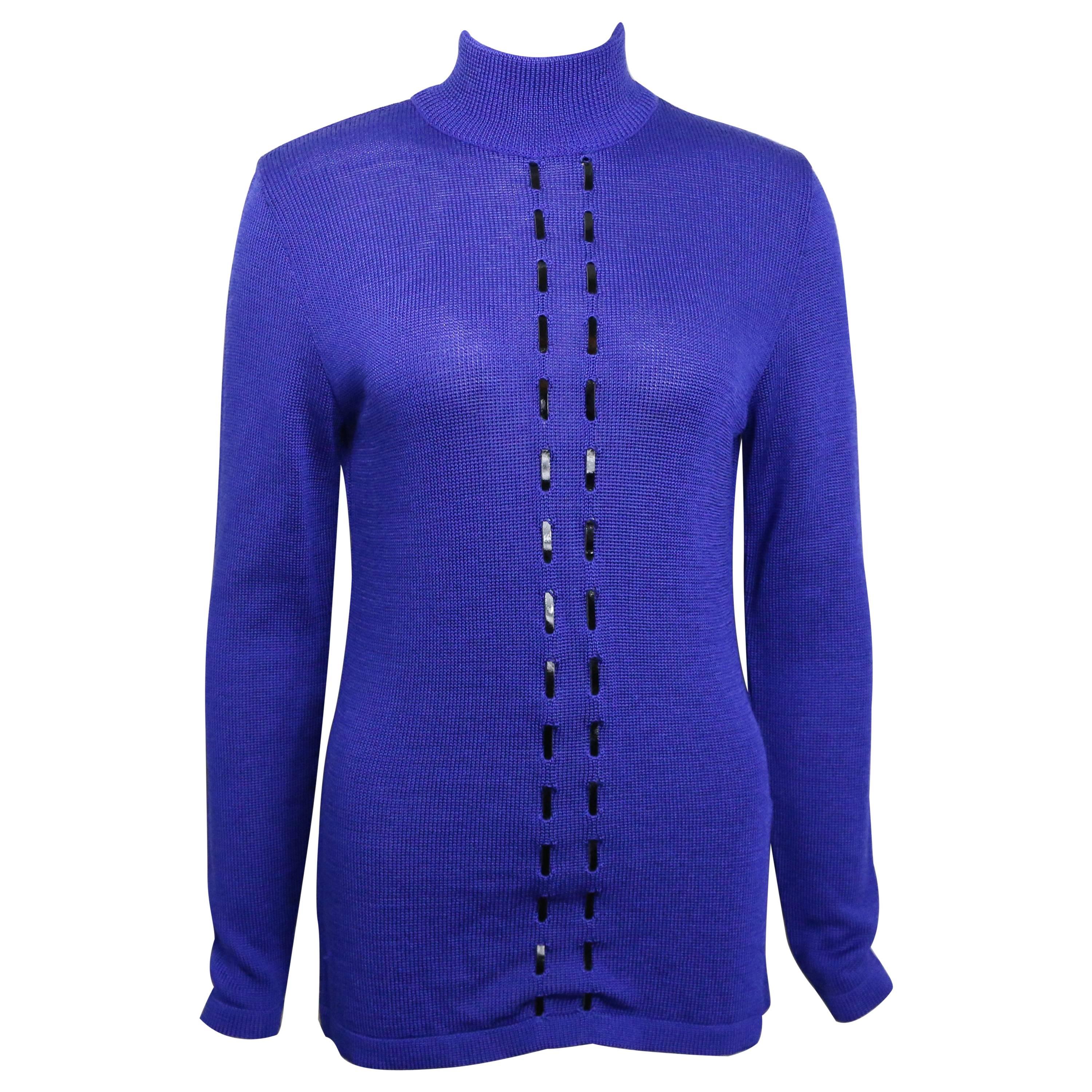 Vintage Claude Montana Pullover mit hohem Ausschnitt aus blauer Wolle und Lacklederbesatz mit hohem Ausschnitt 