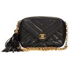 1990er Chanel Schwarz Chevron gesteppte Vintage Kameratasche aus Lammfell