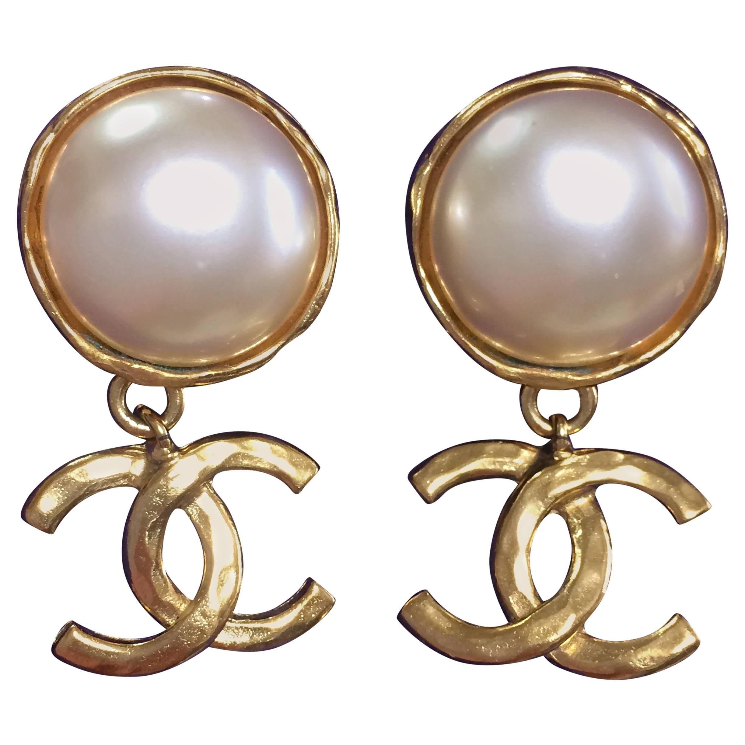 Vintage CHANEL classic round white faux pearl and golden CC dangling earrings. 
