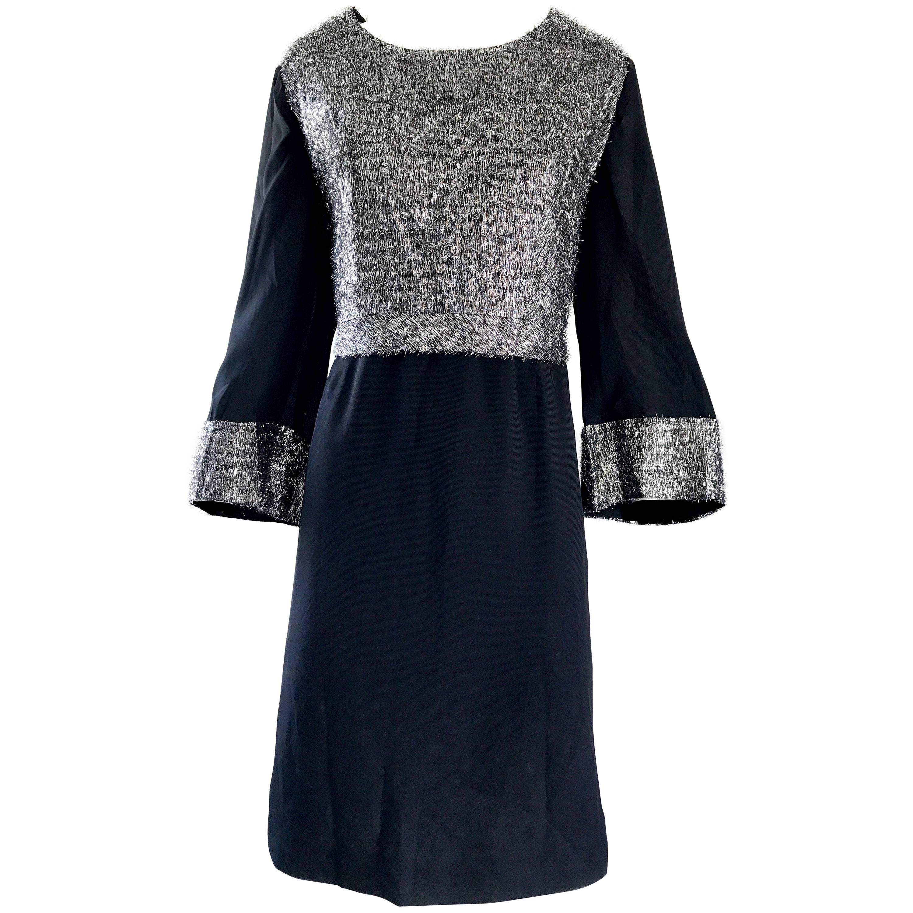 Chic 1960s Plus Size 16 / 18 Silver + Black 60s Vintage Bell Sleeve Shift Dress For Sale