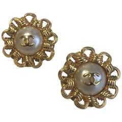 Vintage CHANEL Clip-on Earrings in Gilded Metal and Pearl