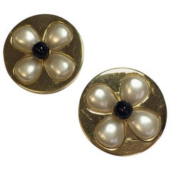 Boucles d'oreilles vintage CHANEL Clips en métal doré avec perles nacrées et noires