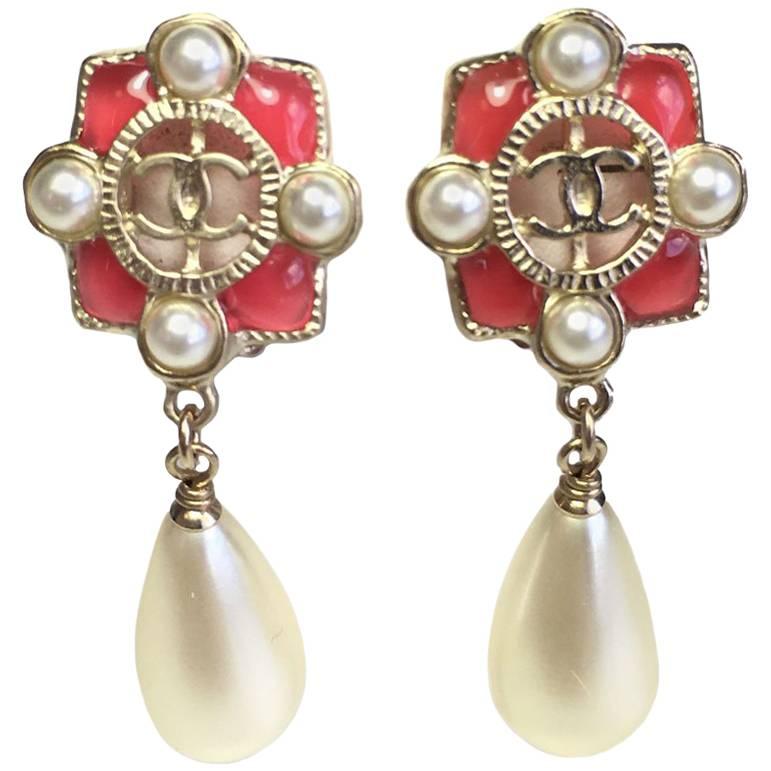 CHANEL Pendant Clip-on Earrings in Gilded Metal, Pink Resin and Pearls