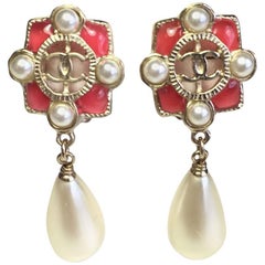 CHANEL Pendant Clip-on Earrings in Gilded Metal, Pink Resin and Pearls