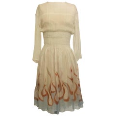 Robe de flamme Prada Runway en mousseline de soie crème:: 2012