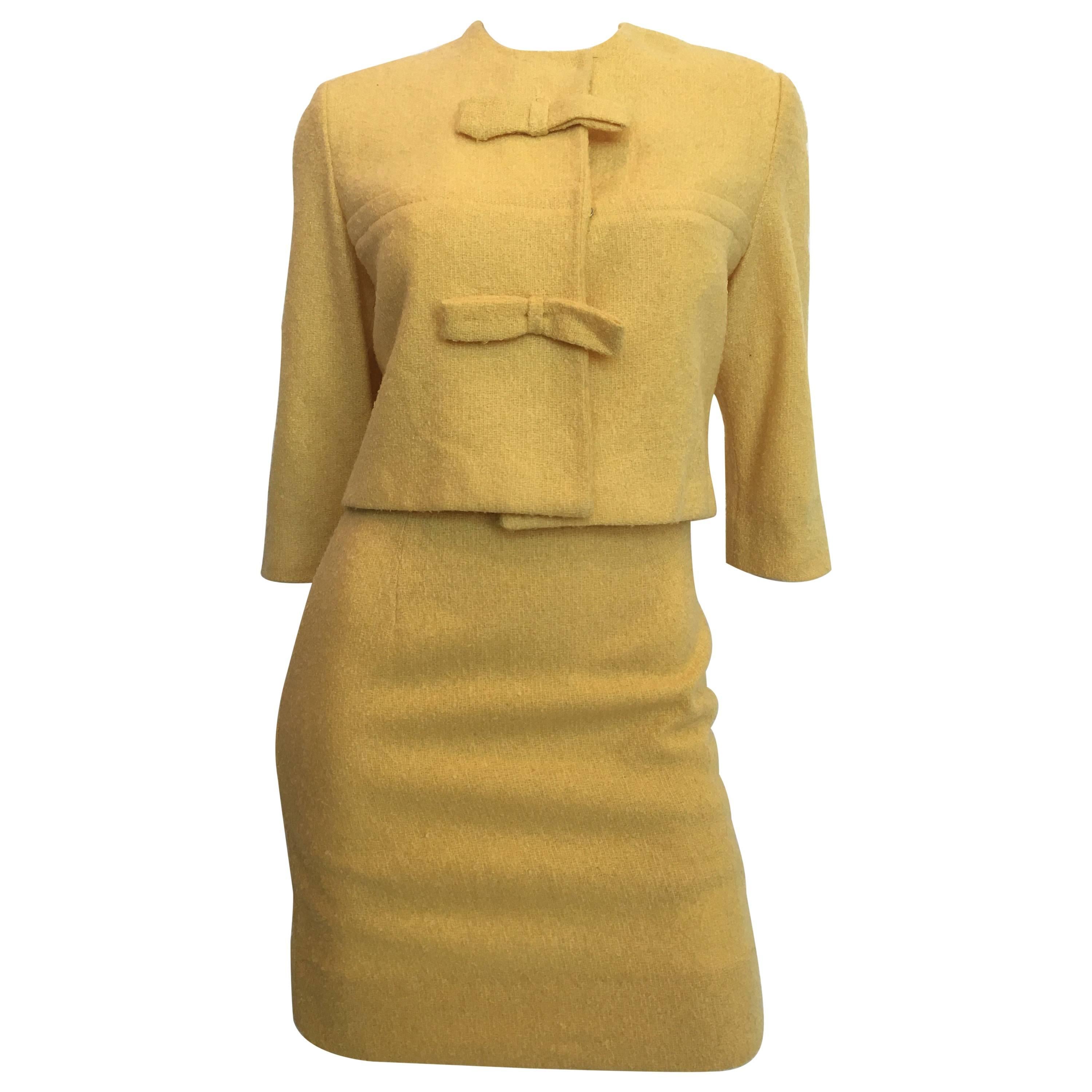 1960s Jackie O Mod Style Butter Yellow Knubby Knit 2 Piece Skirt Suit For Sale