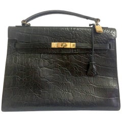 Sac Kelly vintage Mulberry en cuir noir gaufré au croco par Roger Saul