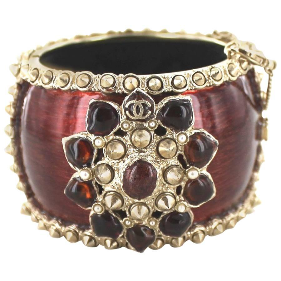 CHANEL Cuff in Matt Gilded Metal, Varnished Resin and Stones in Molten Glass