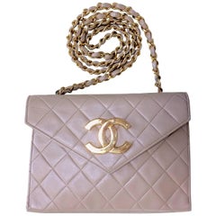 Vintage CHANEL beige lambskin chain shoulder purse with large CC beak tip flap. 10